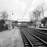 153198 Gezicht op het N.S.-station Oosterbeek te Oosterbeek met een electrisch treinstel mat. 1946 van de N.S. Op de ...
